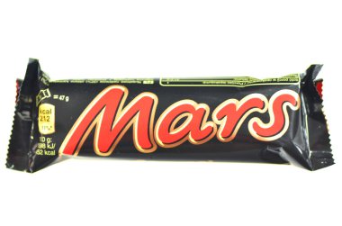 Beyaz arka plan üzerinde izole mars çikolata bar