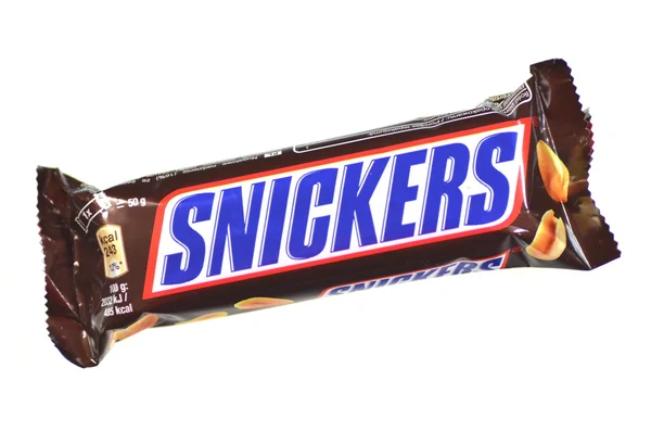 Snickers barra de chocolate aislado sobre fondo blanco —  Fotos de Stock