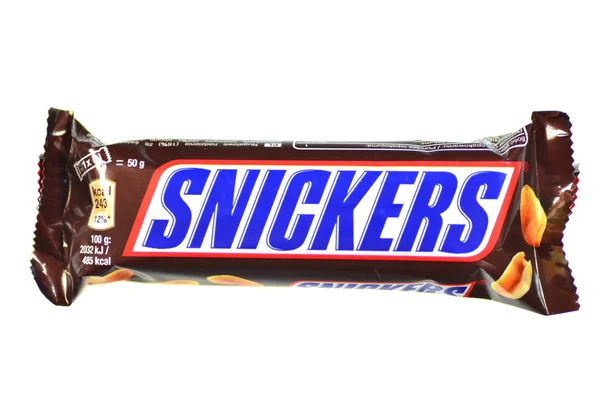 Snickers barra de chocolate aislado sobre fondo blanco — Foto de Stock