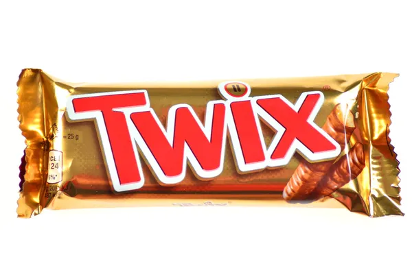 Barras de biscoitos Twix isoladas em fundo branco — Fotografia de Stock