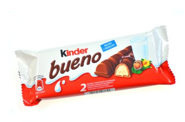 Beyaz arka plan üzerinde izole kinder bueno çikolata bar