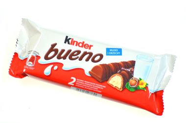 Beyaz arka plan üzerinde izole kinder bueno çikolata bar