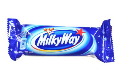 Beyaz arka plan üzerinde izole Samanyolu çikolata bar