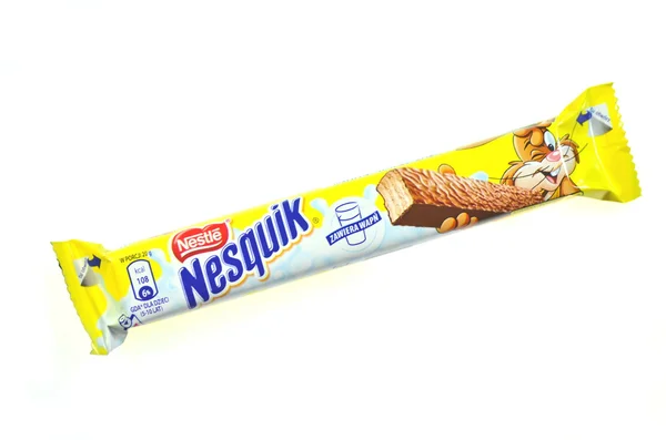 Barra de chocolate Nesquik aislada sobre fondo blanco — Foto de Stock