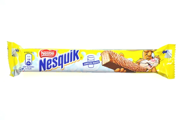 Barra de chocolate Nesquik isolado no fundo branco — Fotografia de Stock