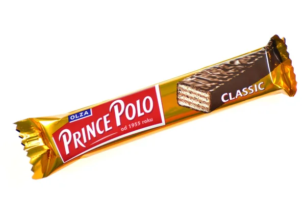 Шоколадная плитка Prince Polo на белом фоне — стоковое фото