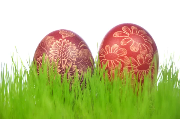 Dos huevos de Pascua tradicionales arañados hechos a mano en la hierba — Foto de Stock