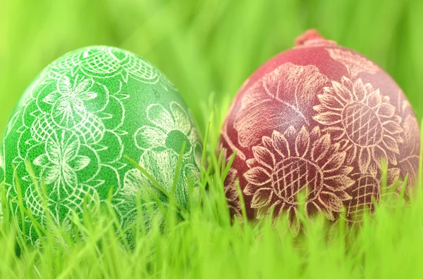 Dois tradicionais ovos de Páscoa artesanais arranhados na grama — Fotografia de Stock