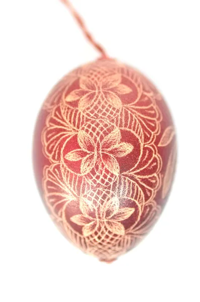 Huevo de Pascua tradicional arañado hecho a mano aislado sobre fondo blanco —  Fotos de Stock