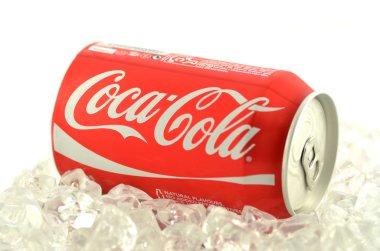Coca-Cola İçecek buz beyaz zemin üzerine izole olabilir