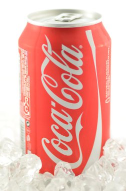 Coca-Cola İçecek buz beyaz zemin üzerine izole olabilir