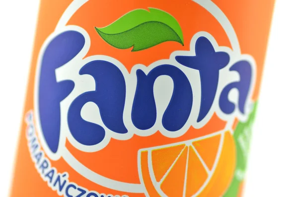 Bebida de Fanta en una lata aislada sobre fondo blanco —  Fotos de Stock