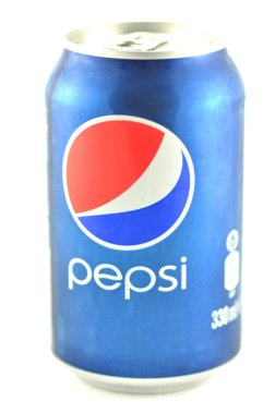 Beyaz arka plan üzerinde izole bir kutu Pepsi içmek