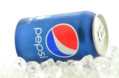 buz beyaz zemin üzerine izole bir kutu Pepsi içmek