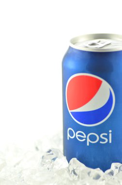 buz beyaz zemin üzerine izole bir kutu Pepsi içmek