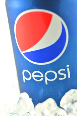 buz beyaz zemin üzerine izole bir kutu Pepsi içmek