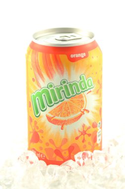 mirinda içki buz beyaz zemin üzerine izole olabilir