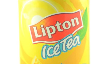 beyaz zemin üzerine izole bir kutu Lipton Ice çay içecek
