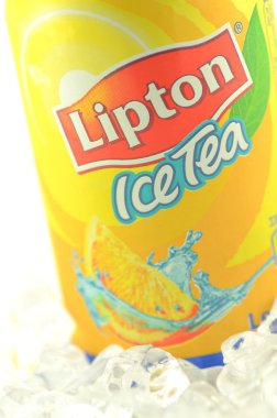 beyaz zemin üzerine izole bir kutu Lipton Ice çay içecek