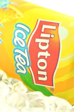 beyaz zemin üzerine izole bir kutu Lipton Ice çay içecek