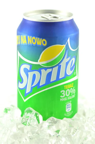 Sprite drink i en kan på isen isolerad på vit bakgrund — Stockfoto