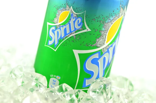 Bebida de sprite em uma lata no gelo isolado no fundo branco — Fotografia de Stock