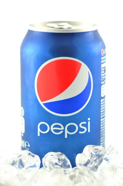 Pepsi bebida en una lata sobre hielo aislado sobre fondo blanco —  Fotos de Stock