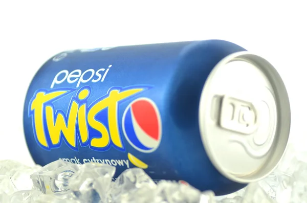 Pepsi Twist boisson dans une boîte sur glace isolé sur fond blanc — Photo