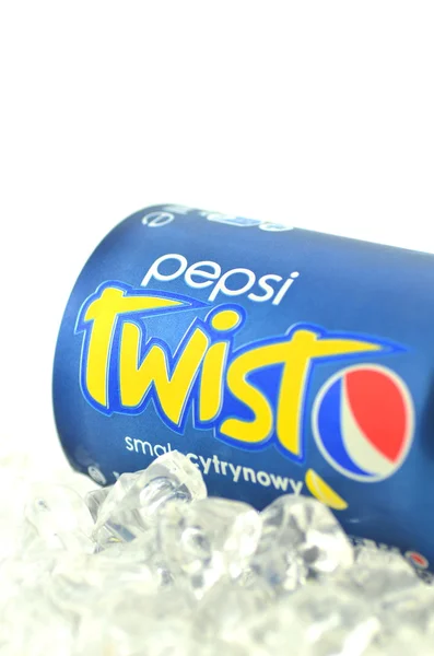 Пепси твист напиток в банке на льду изолированы на белом фоне — стоковое фото