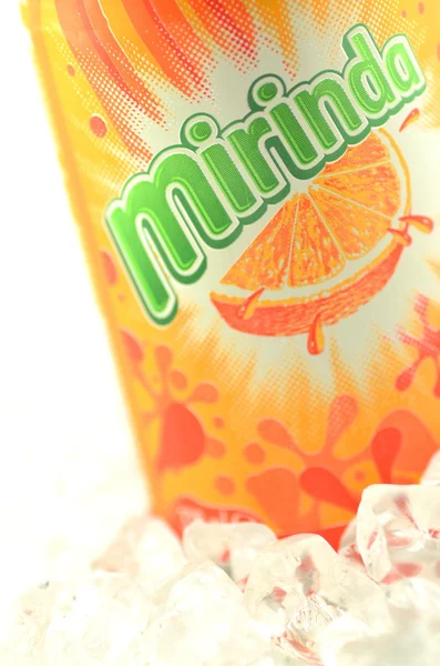 Mirinda Getränk in einer Dose auf Eis isoliert auf weißem Hintergrund — Stockfoto