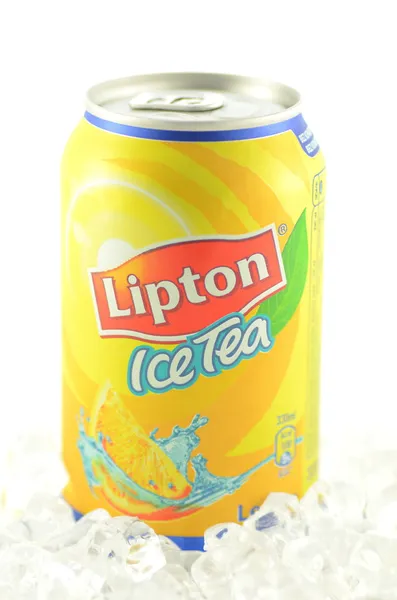 Bebida de chá de gelo Lipton em uma lata isolada em fundo branco — Fotografia de Stock