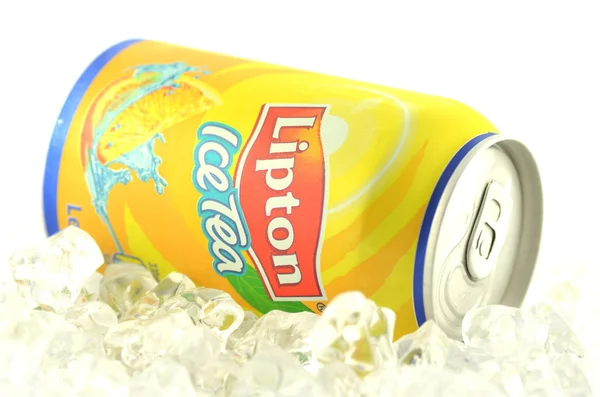 Lipton ice tea drink i en kan isoleras på vit bakgrund — Stockfoto