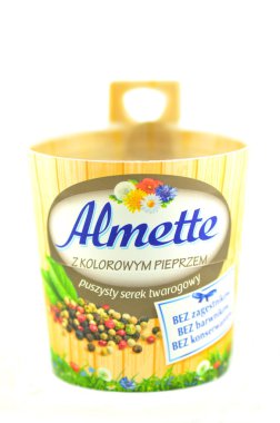 süzme peynir beyaz zemin üzerine izole kabarık almette