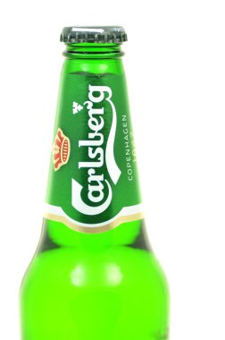 Beyaz arka plan üzerinde izole carlsberg bira