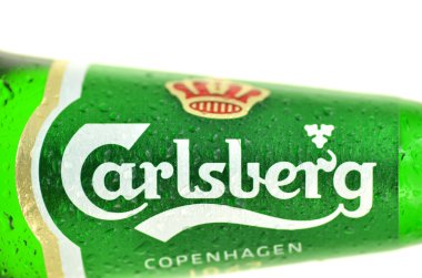 Beyaz arka plan üzerinde izole carlsberg bira