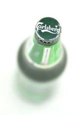 Beyaz arka plan üzerinde izole carlsberg bira