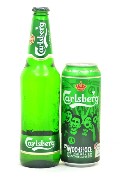 Cerveja Carlsberg isolada sobre fundo branco — Fotografia de Stock