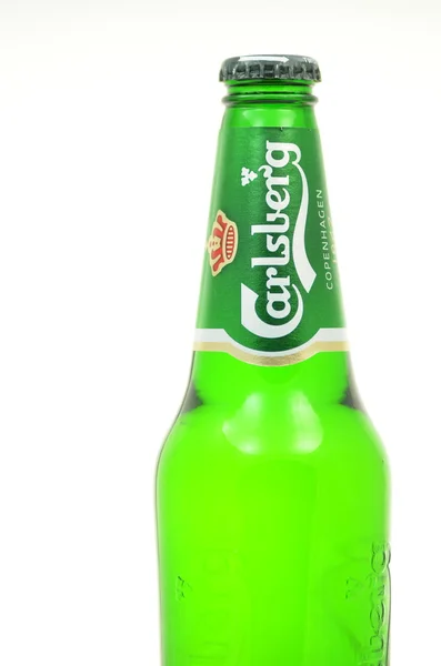 Birra Carlsberg isolato su sfondo bianco — Foto Stock