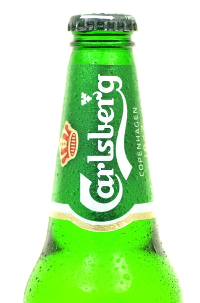 Cerveja Carlsberg isolada sobre fundo branco — Fotografia de Stock