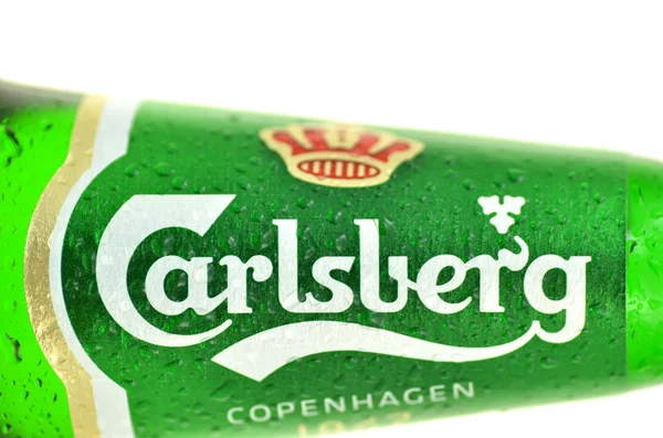 Cerveja Carlsberg isolada sobre fundo branco — Fotografia de Stock