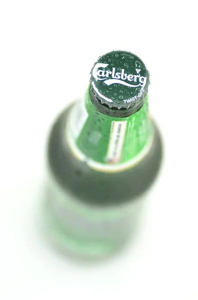 Карлсбергское пиво на белом фоне — стоковое фото