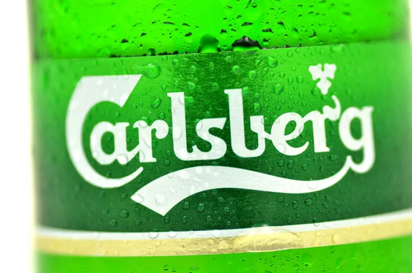 Cerveja Carlsberg isolada sobre fundo branco — Fotografia de Stock