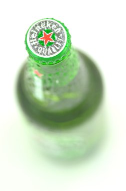 Heineken bira bira beyaz zemin üzerine izole