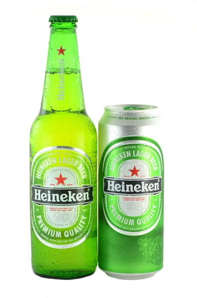 Pivo Heineken ležák izolovaných na bílém pozadí — Stock fotografie