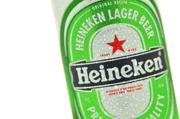 Cerveza Heineken Lager aislada sobre fondo blanco — Foto de Stock