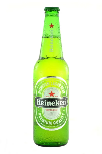 Heineken cerveja lager isolado no fundo branco — Fotografia de Stock