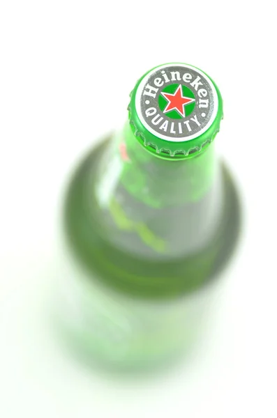 Cerveza Heineken Lager aislada sobre fondo blanco — Foto de Stock