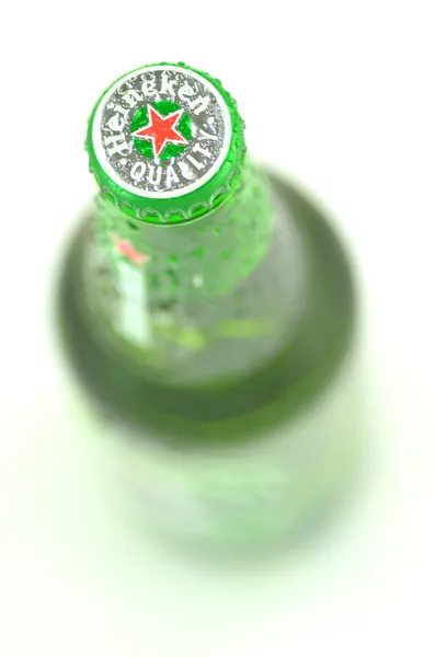 喜力啤酒在白色背景上孤立 — 图库照片