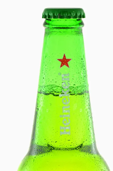 Heineken birra lager isolato su sfondo bianco — Foto Stock