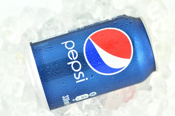 Plechovku nápoje pepsi na ledě — Stock fotografie